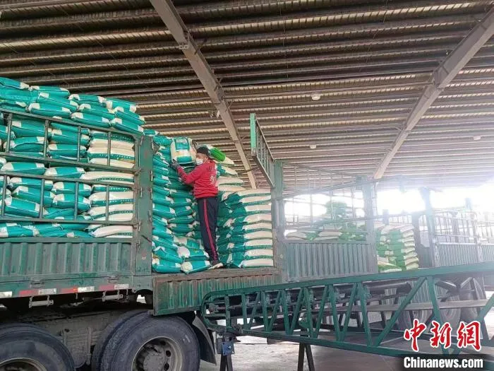 图为沈阳局集团公司职工装卸防疫物资 沈阳铁路局提供
