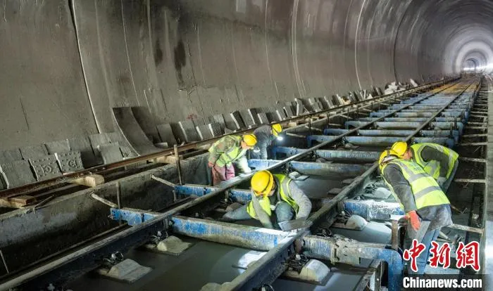 隧道内工人师傅正在进行无砟道床施工。　刘忠俊 摄