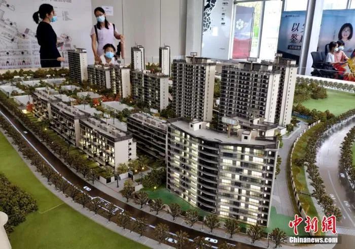 图为9月12日，市民在福州一售楼部了解新建住宅信息。 中新社记者 吕明 摄