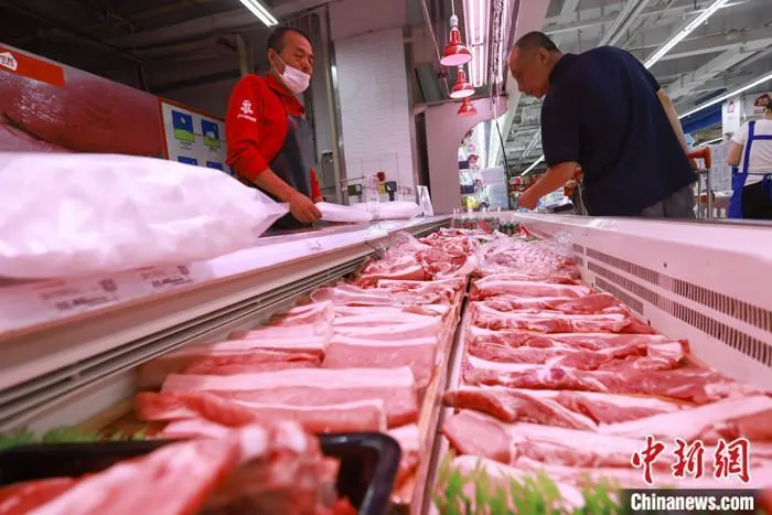 资料图：山西太原一超市，消费者在选购猪肉。 中新社记者 张云 摄
