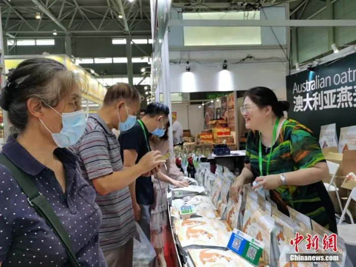 图为市民在外资企业展区购买商品。 中新社记者 张强 摄 