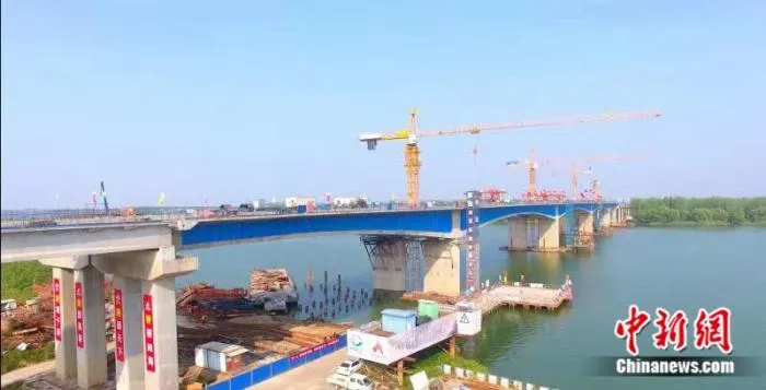 平益高速南阳湘江特大桥波形钢腹板悬拼梁顺利合龙。平益高速公司供图