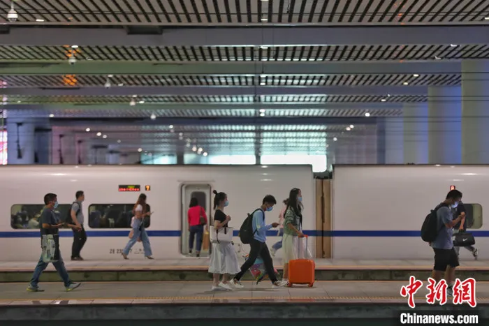 9月18日，贵州贵阳，旅客在贵阳北站月台行走。 中新社记者 瞿宏伦 摄