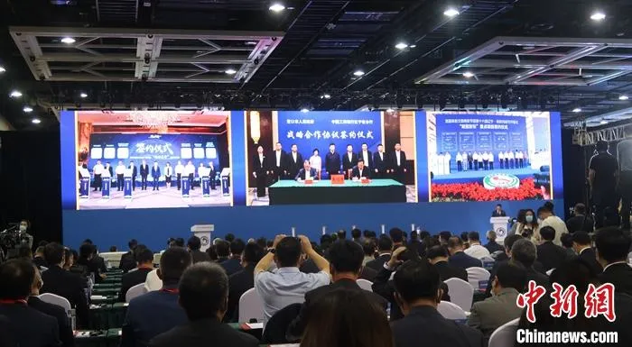 9月24日，2021辽宁国际投资贸易洽谈会(以下简称“辽洽会”)在沈阳开幕。本届辽洽会预计签约168个项目，总金额2698亿元人民币。图为开幕式现场。 中新社记者 李晛 摄