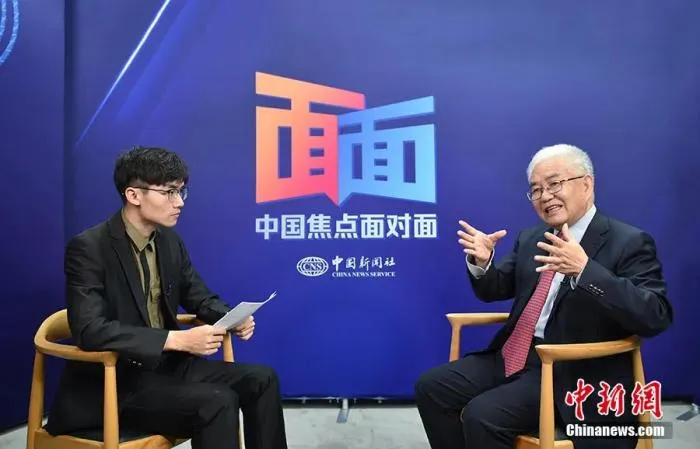 中新社“中国焦点面对面”专访中国工程院院士、清华大学计算机科学与技术系教授郑纬民。中新网记者 翟璐 摄
