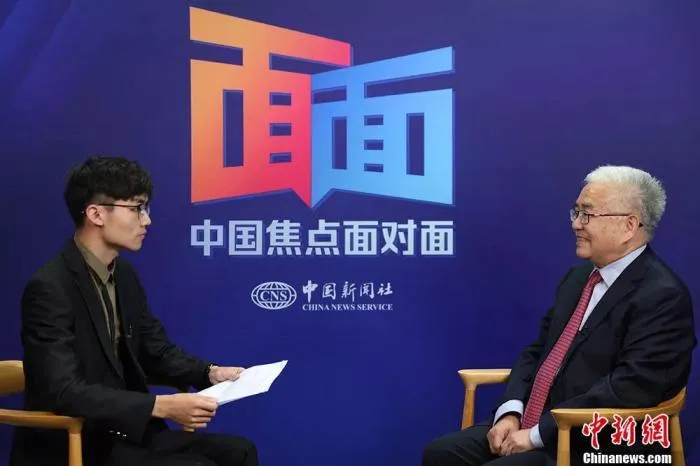 中新社“中国焦点面对面”专访中国工程院院士、清华大学计算机科学与技术系教授郑纬民。 中新社记者 蒋启明 摄 中新社“中国焦点面对面”专访中国工程院院士、清华大学计算机科学与技术系教授郑纬民。 中新社记者 蒋启明 摄