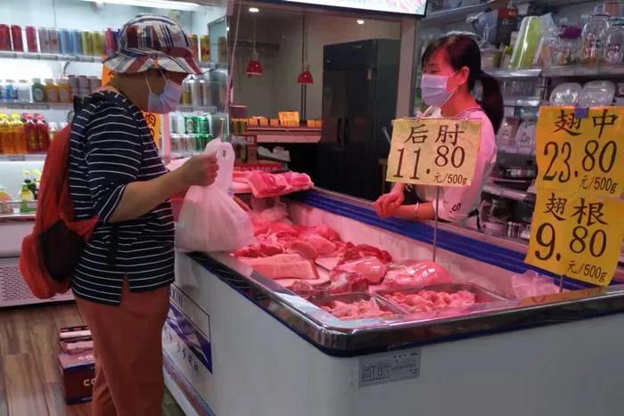 图为北京市西城区一家超市,市民正在购买猪肉。 中新网记者 谢艺观 摄 图为北京市西城区一家超市,市民正在购买猪肉。 中新网记者 谢艺观 摄