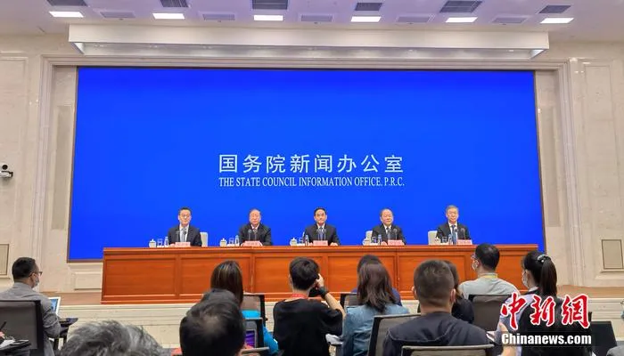 9月28日,国新办就《中国的全面小康》白皮书有关情况举行发布会。 中新社记者 陈溯 摄 9月28日,国新办就《中国的全面小康》白皮书有关情况举行发布会。 中新社记者 陈溯 摄