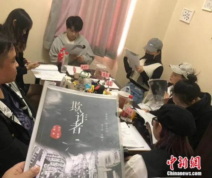 武汉某剧本杀店内，一群年轻人正在玩剧本杀游戏。 受访者供图