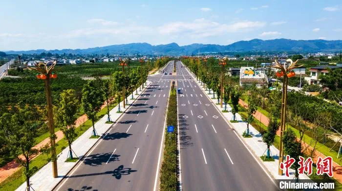 丹棱县城通往乡镇和邻近县公路。刘忠俊 摄