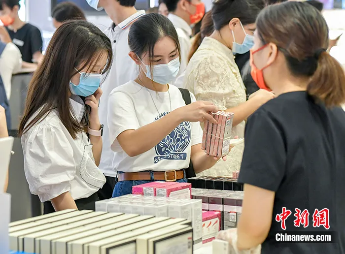 10月1日，顾客在海南省的中免集团海口日月广场免税店选购商品。 中新社记者 骆云飞 摄