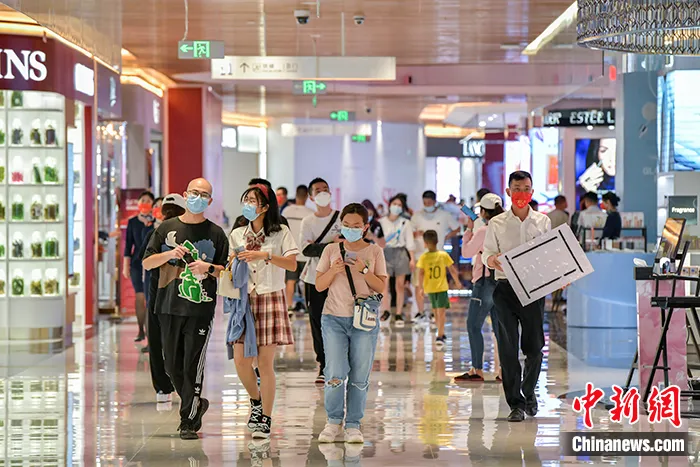 10月1日，民众在海南省海口市日月广场的海控全球精品免税城购物。中新社记者 骆云飞 摄