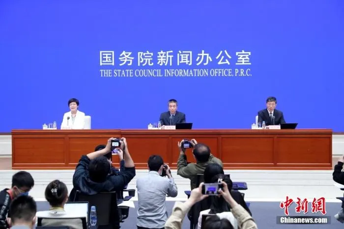 4月19日，中国国务院新闻办公室在北京举行新闻发布会，工业和信息化部新闻发言人、运行监测协调局局长罗俊杰，新闻发言人、信息通信管理局局长赵志国介绍2022年一季度工业和信息化发展情况，并答记者问。 中新社记者 张宇 摄