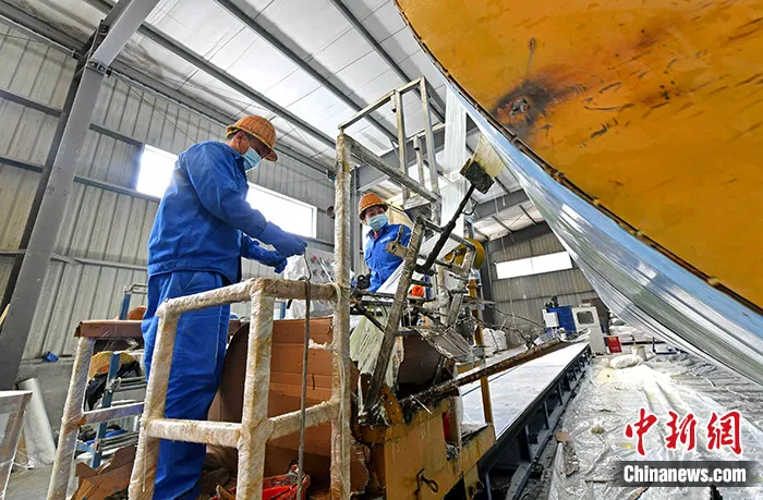 图为工人在泉州一工厂作业。（资料图片） 中新社记者 王东明 摄
