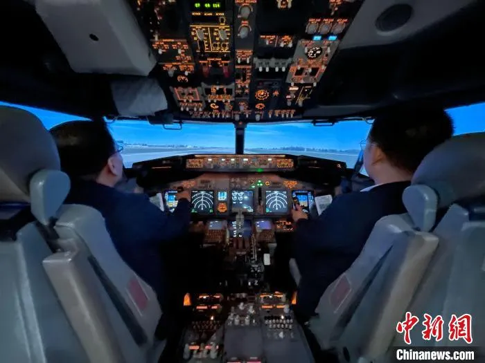 图为模拟机体验演示。　空港新城供图 摄