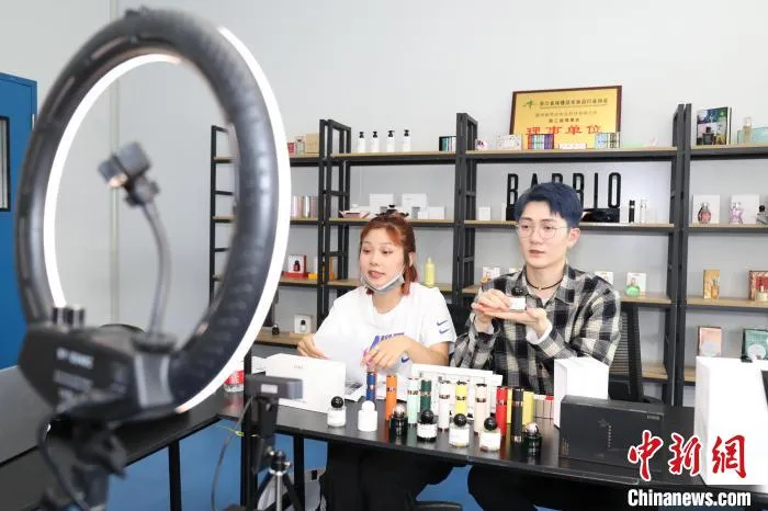 湖州御梵化妆品科技有限公司，主播正在直播带货 何伟卫 摄