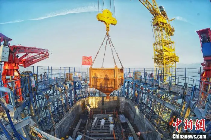 深中通道伶仃洋大桥东索塔进行混凝土作业 岳路建 摄