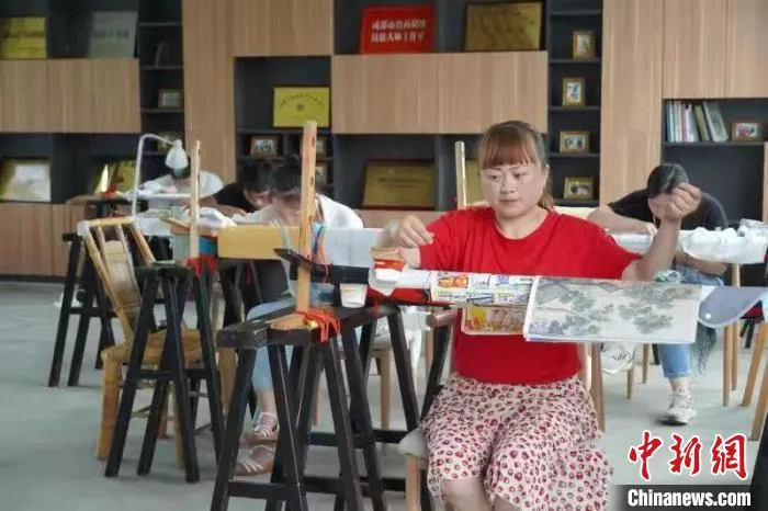 蜀绣绣娘。　郭芯屹 摄