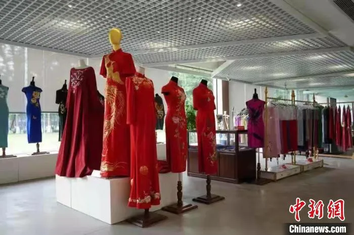 蜀绣服饰。　郭芯屹 摄