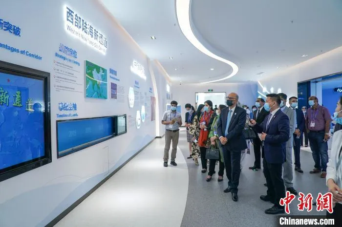 图为巴基斯坦驻华大使馆相关人员出席揭牌仪式并参观展厅。　陈冠言 摄