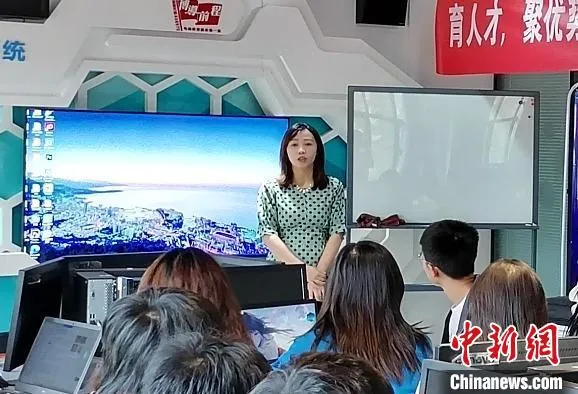 图为文婧羽给学生讲课。(资料图) 兰州石化职业技术大学供图