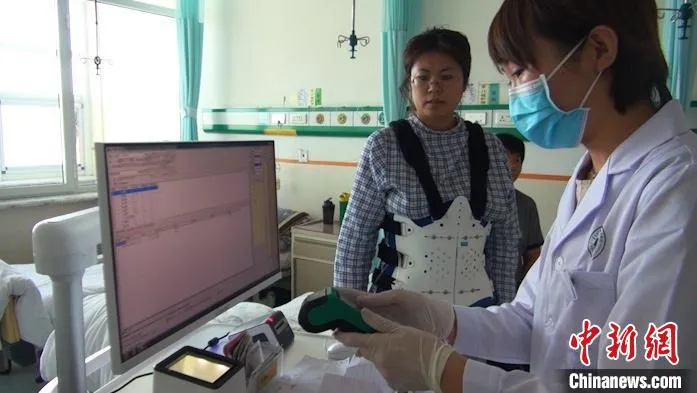 图为内蒙古自治区人民医院的床旁结算服务可运用全支付方式。　陈峰 摄
