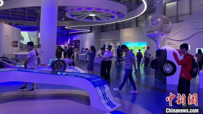 市民在广东科学中心体验科普项目(资料图) 王坚 摄