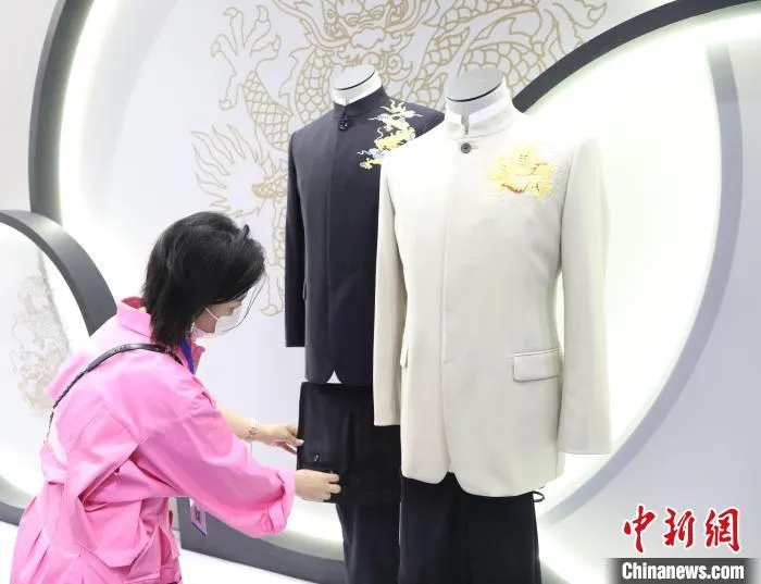 图为大杨集团创世品牌展区，重点展示国潮系列的高定西装。　杨毅 摄