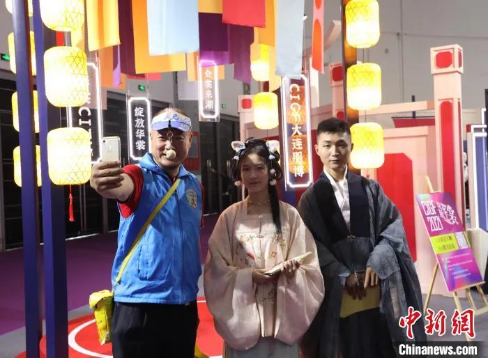 图为观展嘉宾与模特互动。　杨毅 摄