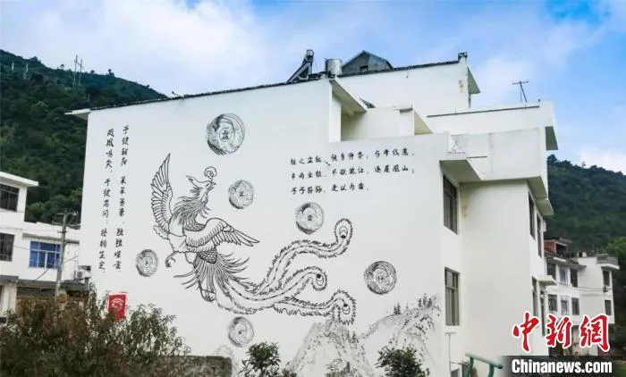 图为浮柳村民房外墙上绘有凤凰图腾，尽显畲村风情。　福鼎市融媒体中心 供图
