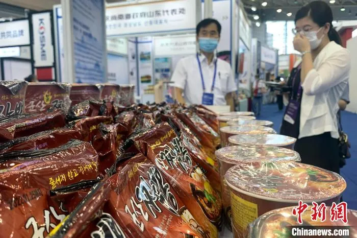韩国特色产品吸引观众。　王娇妮 摄