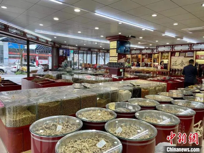 磐安一家中药材店铺。　张斌 摄