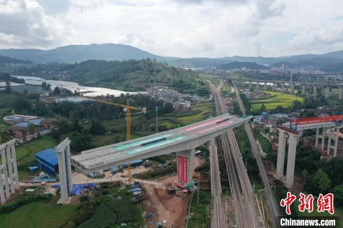 图为重达2.36万吨的悬浇T型刚构桥正在进行转体。　王一翔 摄