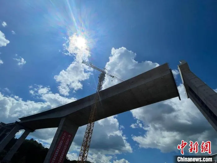 图为悬浇T型刚构桥完成72度转体。　缪超 摄