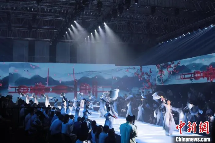 图为2021大连国际服博会开幕式汉服秀。　杨毅 摄