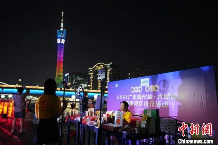 现场开展直播带货活动 程麒 摄