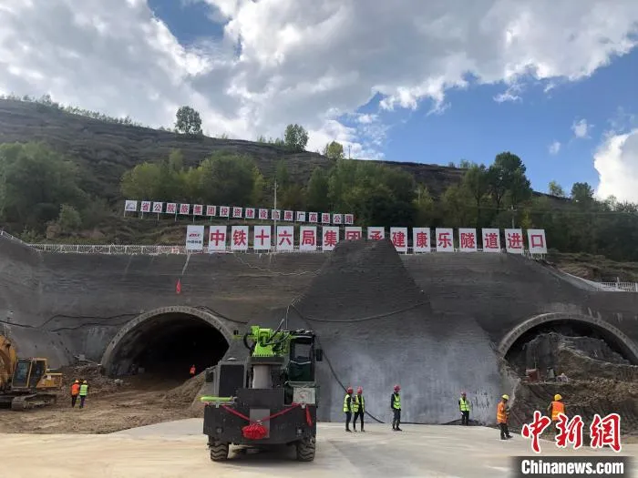 图为施工现场。　徐克荣 摄