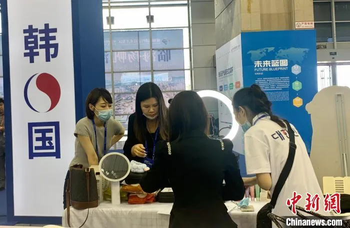 消费者可通过“扫码下单”便捷购物。　王娇妮 摄