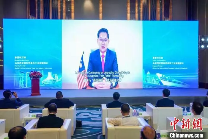 图为马来西亚国际贸易及工业部副部长拿督林万锋发表视频致辞。　陈冠言 摄
