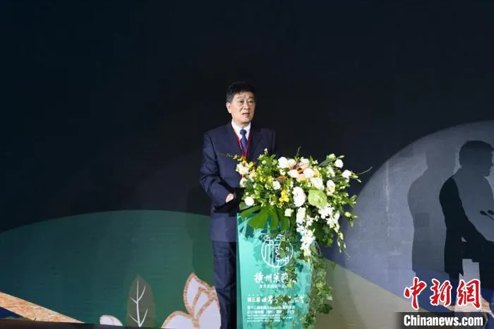 图为中国花卉协会副会长赵良平致辞 林浩 摄