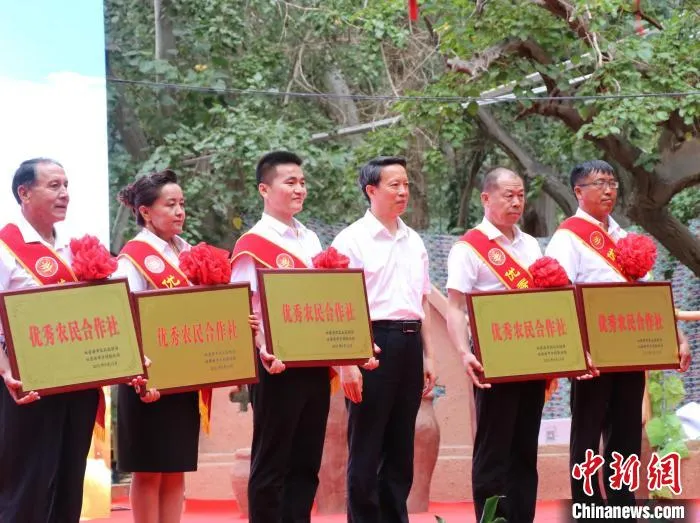 活动当日，吐鲁番优秀农民合作社、十佳农民致富带头人获得表彰。　胡嘉琛 摄