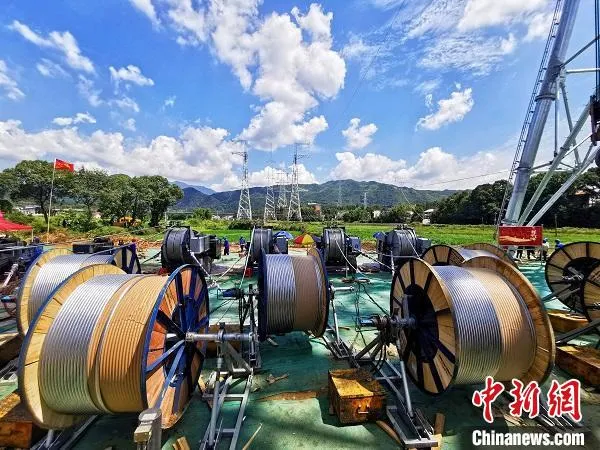 图为青海送变电施工人员在张力场进行导线展放工作。　魏澎 摄
