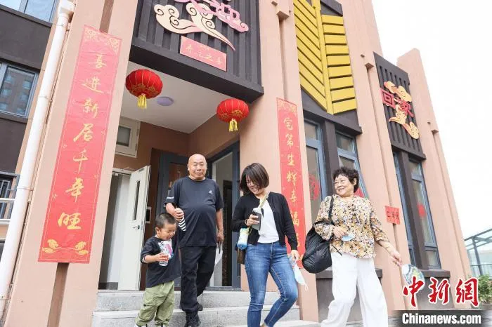 北京大兴国际机场噪声区安置房项目已完工，正式迎接回迁居民。　孙朝晖 摄