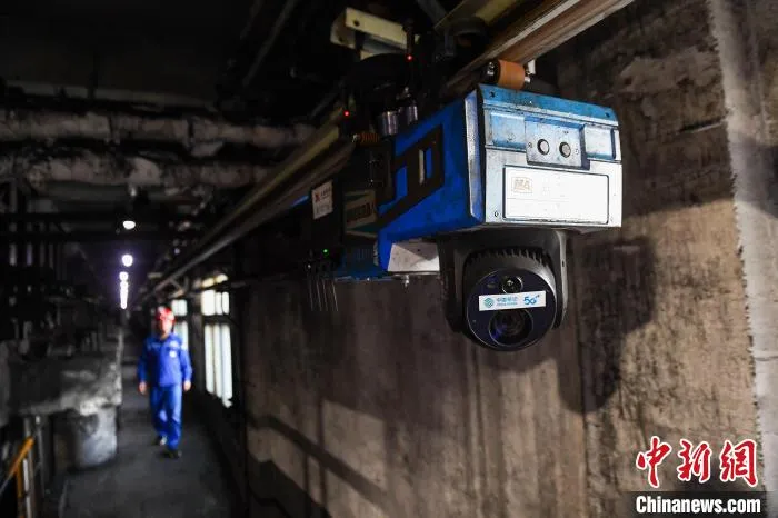 山西省安泽县，山西永鑫煤焦化焦炉炉底巡检实现“5G+智能巡检机器人”替代人工。　武俊杰 摄