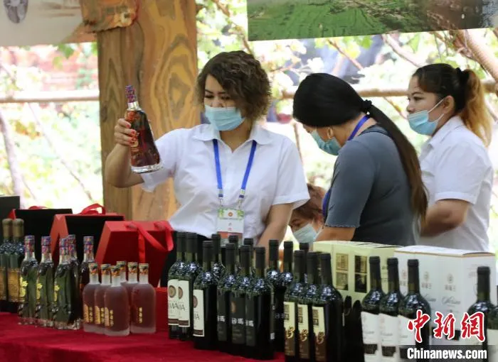 近年来，吐鲁番葡萄产业链不断延伸，当地葡萄酒品牌知名度渐响。　胡嘉琛 摄