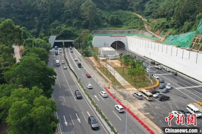 华南快速路石门堂山隧道 陈骥旻 摄