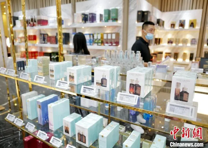 图为“深圳免税·全球购”线下体验店开业迎客。　陈文 摄