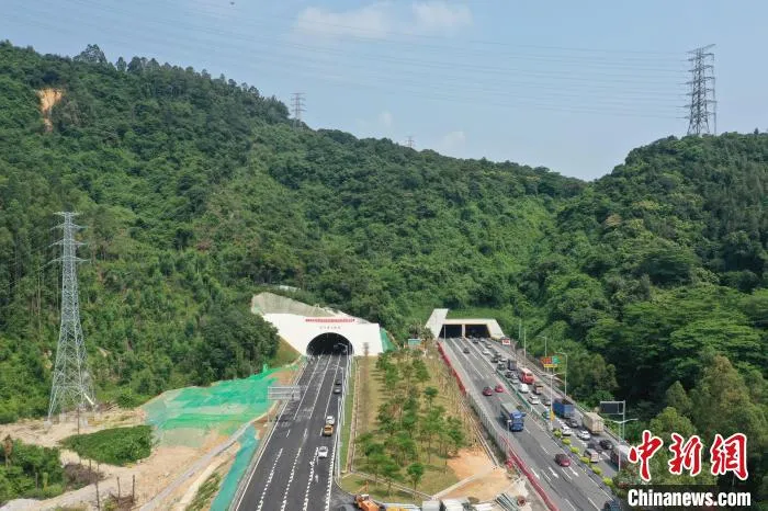华南快速路石门堂山隧道 陈骥旻 摄
