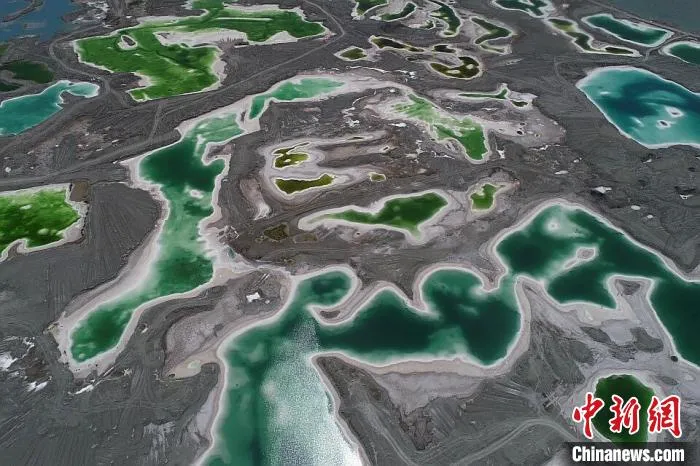 图为大柴旦翡翠湖。　代纯 摄