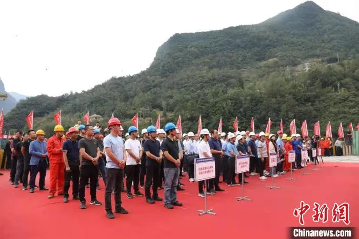 图为旗杆山隧道双洞贯通仪式现场。　重庆高速公路集团有限公司供图